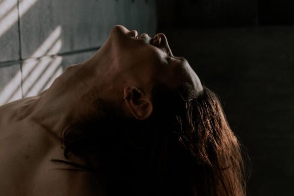 האם אתרי פורנו בטוחים? סקירה כללית של הסיכונים והיתרונות של צפייה בתוכן למבוגרים