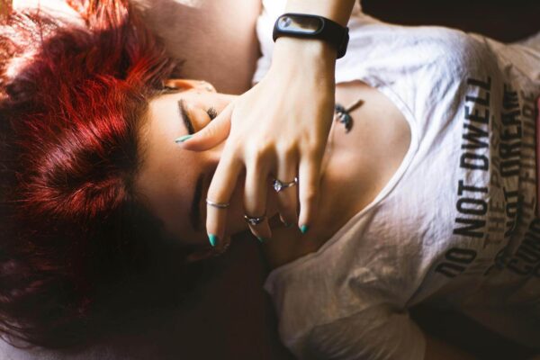 כותרת: עולמן המורכב של נערות הליווי: הבנת המקצוע השנוי במחלוקת