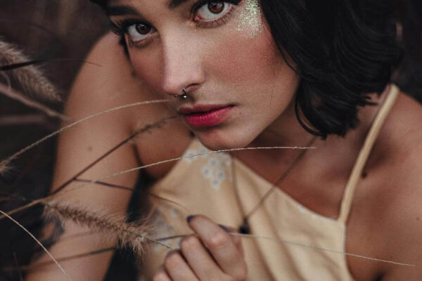 נערות סקורט, הידועות גם בשם נערות ליווי או מחזרות, הן אנשים המספקים חברות ושירותי מין תמורת תשלום. בעוד המקצוע שלהם כבר מזמן סטיגמה והוצג באופן שגוי, ליווי הוא ענף לגיטימי וחוקי שקיים כבר מאות שנים. במאמר זה נחקור את ההיסטוריה, העמדות החברתיות והנוף הנוכחי של הליווי, כמו גם את התקנות ואמצעי הבטיחות הקיימים עבור נערות ליווי.