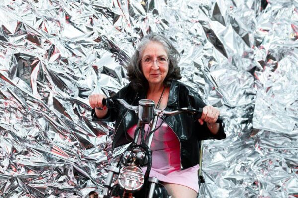 העולם המרתק של נערות ליווי: מבט מקרוב על התעשייה השנויה במחלוקת